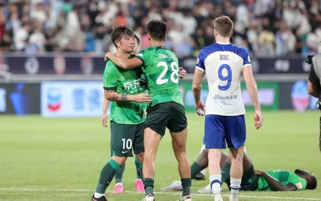 18年前舞台上的一次掉误完全打坏了天才踢踏舞者渡真二郎的跳舞梦，他从舞台上消逝，梦碎的改日日与酒相伴，胡里胡涂地糊口着。可是某日他的旧了解剧院老板毛利找上门来，请他再次出山，为他行将倒闭的剧院表演最后一场踢踏舞秀。固然旧日的恶梦依然覆盖着真二郎，但受老友相托的他只能不情不肯地起头为这场表演选角，在这些来加入甄选的年青舞者中，他被此中一个糊口拮据却始终不肯抛却跳舞胡想的青年所吸引，他的舞姿点燃了真二郎心中曾的梦……